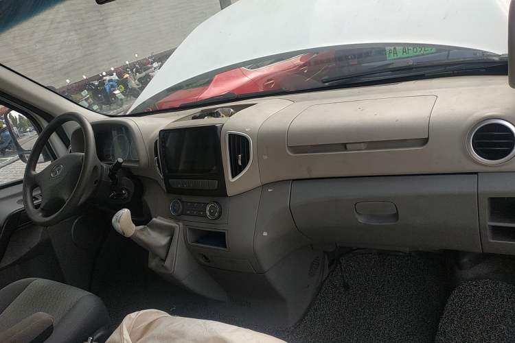 Used JAC Sunray 2019 1.9T Fuel-Efficient Platinum Edition 3-Seat Star Logistics Van Center Console