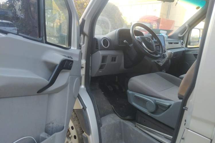 Used JAC Sunray 2021 2.0T Fuel-Efficient King Logistics Van Long Wheelbase D20TCIF1 Driver Seat