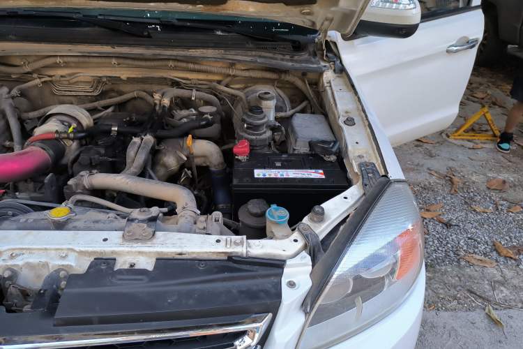 Used JAC T6 2015 2.8T Diesel New-Edge Long-Wheelbase HFC4DA1-2C Engine Bay Left