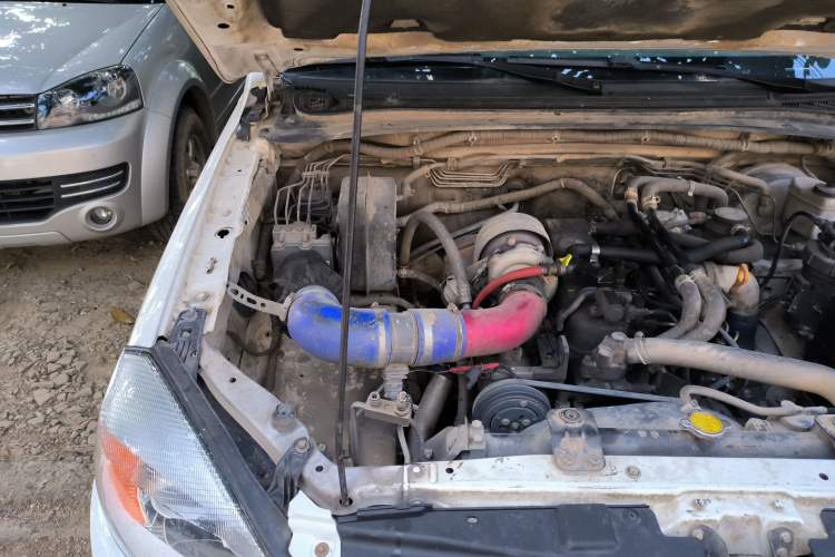 Used JAC T6 2015 2.8T Diesel New-Edge Long-Wheelbase HFC4DA1-2C Engine Bay Right