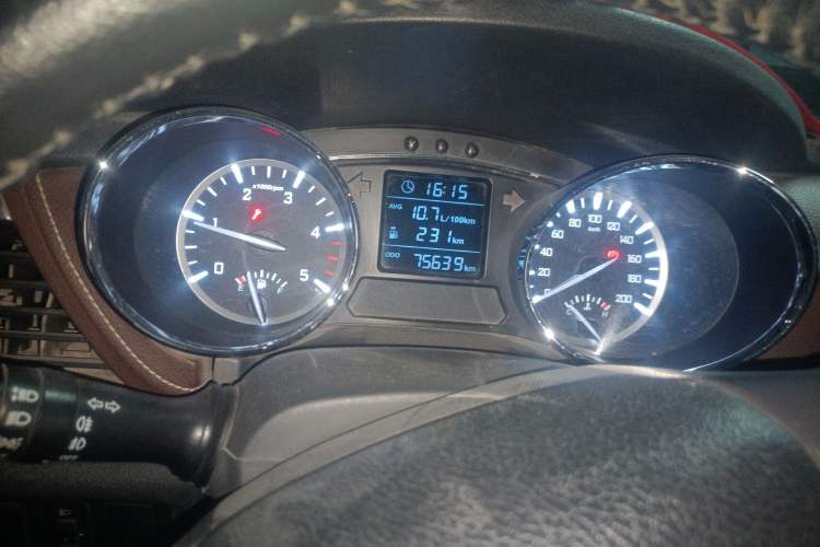 Used JAC T6 2018 2.0T Diesel China V Standard Four-Wheel Drive Luxury Version with Extended Wheelbase HFC4DB2-1D1 Odometer Close Up