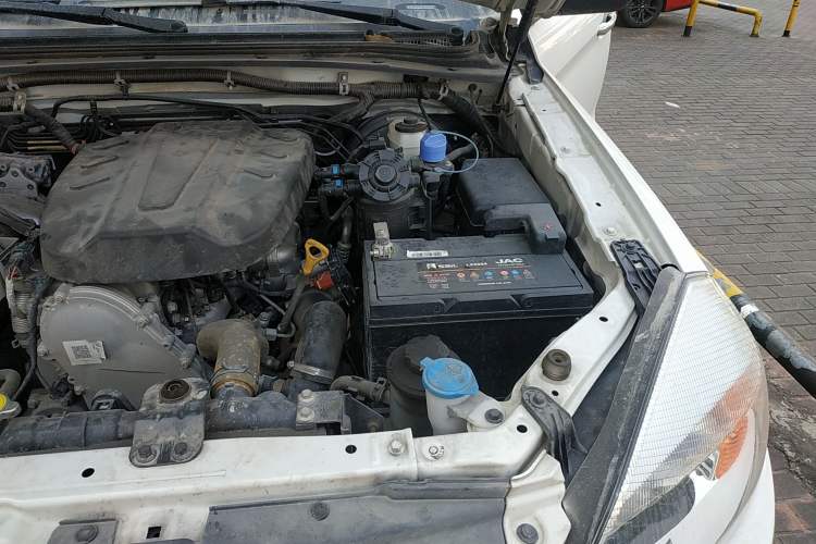Used JAC T6 2020 2.0T Diesel Two-Wheel-Drive Elite Version Long Wheelbase China VI Emission Standard HFC4DB2-2E Engine Bay Left