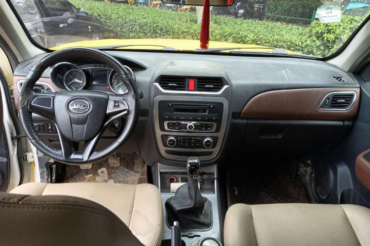 Used JAC V7 2018 2.0T Two-Wheel-Drive Comfort Version with Long Wheelbase D19TCIE13 Center Console