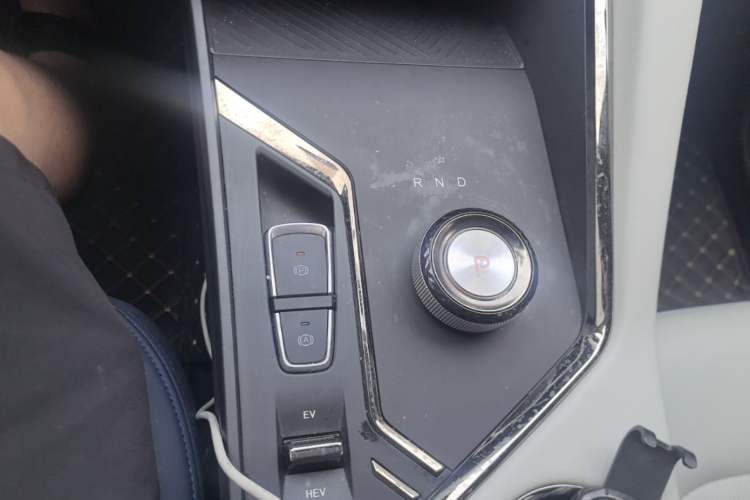 Used JAC X8 E 2024 Joyful Edition 7-Seater Gear Lever