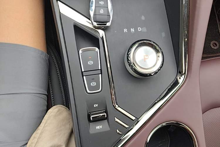 Used JAC X8 E 2024 Jiaxing Edition 7-Seater Gear Lever
