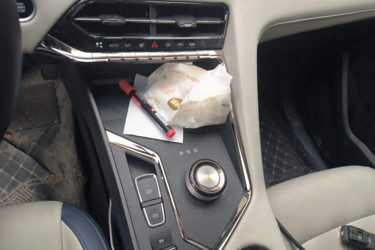 Used JAC X8 E 2024 Joyful Edition 7-Seater Gear Lever