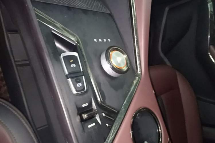 Used JAC X8 PLUS 2024 1.5 TGDI DCT Smart Edition 7-Seater Gear Lever