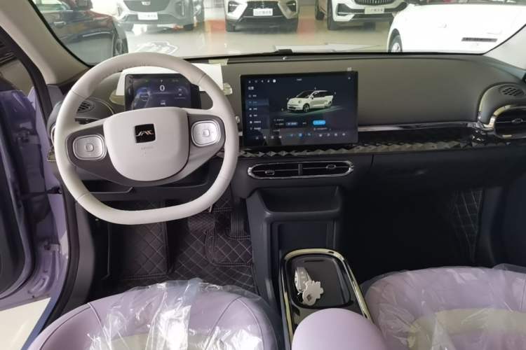 Used JAC Yiwei 3 2023 505km Air Center Console