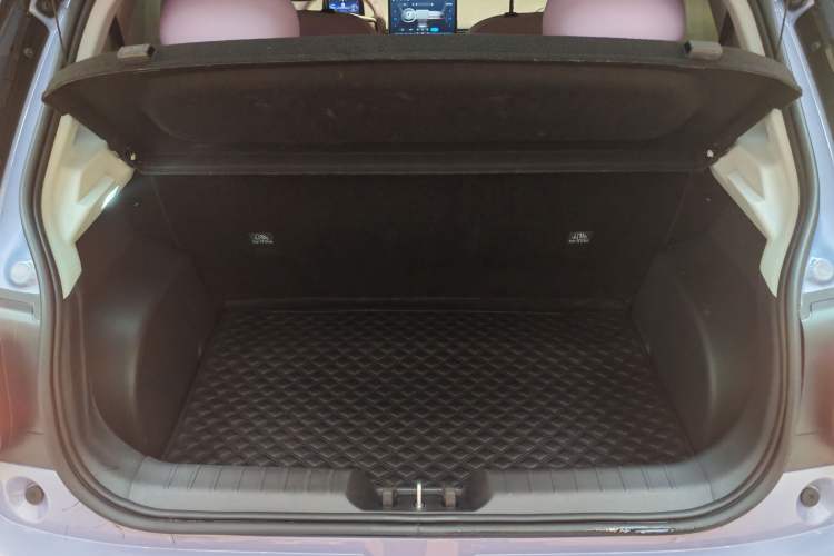 Used JAC Yiwei 3 2023 405km Air Trunk