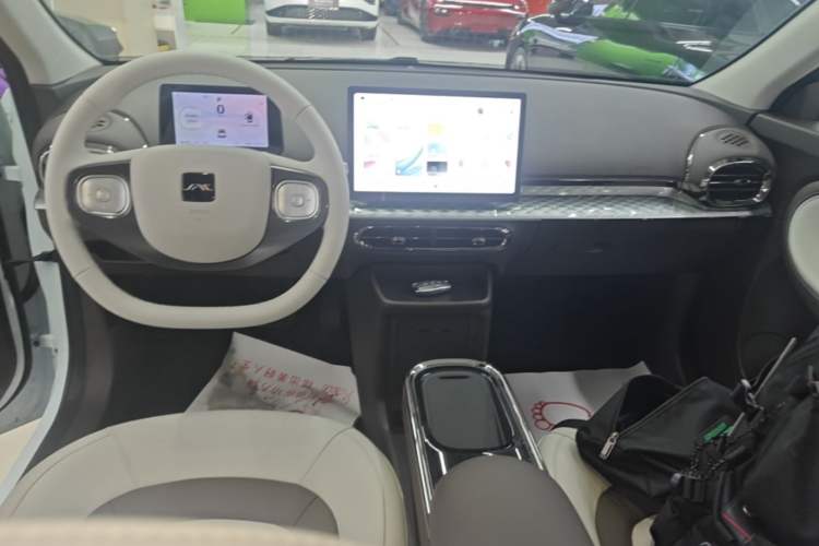 Used JAC Yiwei 3 2023 505 km Championship Edition Center Console