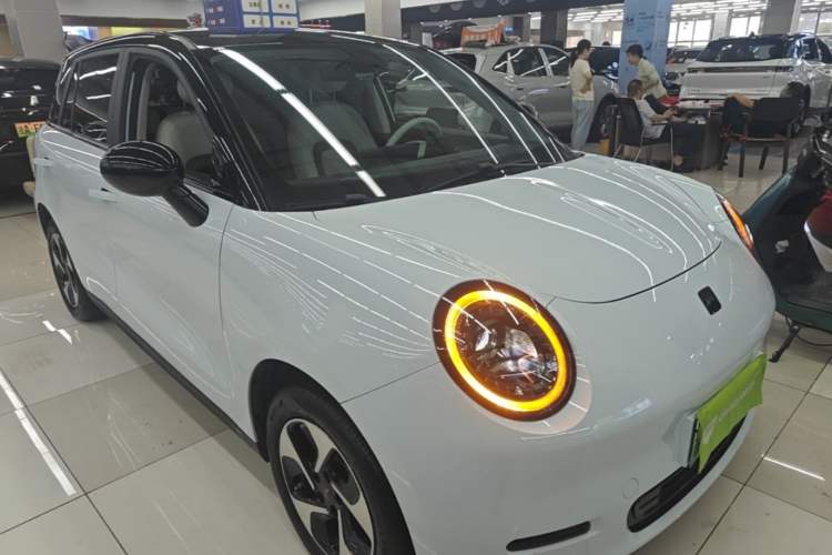 Used JAC Yiwei 3 2023 505 km Championship Edition Front Right 45 Deg