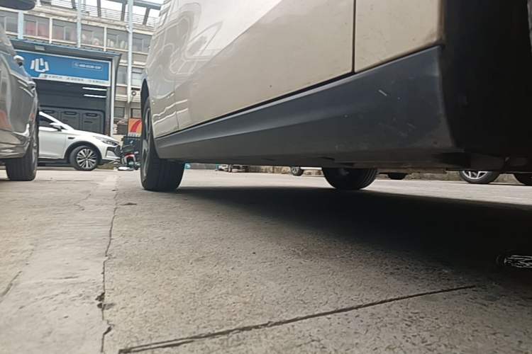 Used JAC Yiwei 3 2023 505km Air Right Side Sill