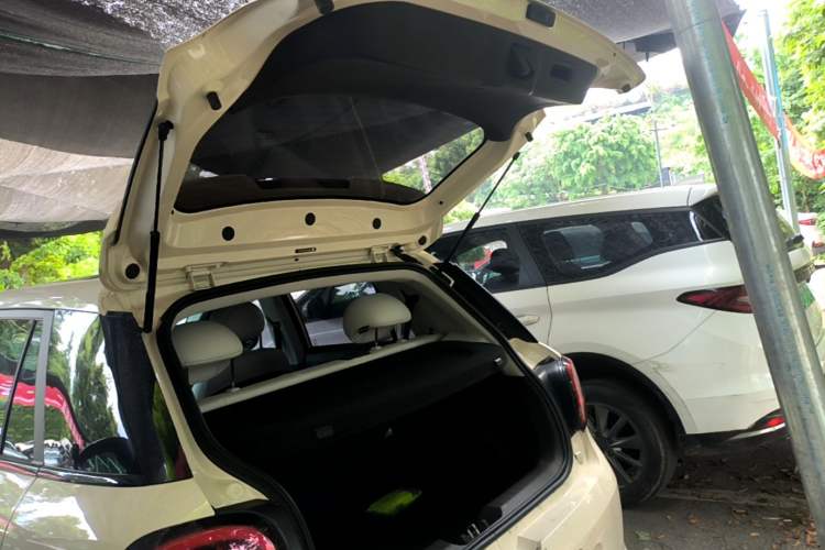 Used JAC Yiwei 3 2023 505km Air Trunk