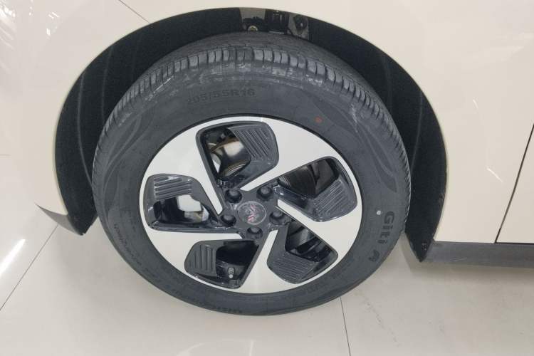 Used JAC Yiwei 3 2023 405km Pro Exterior 4