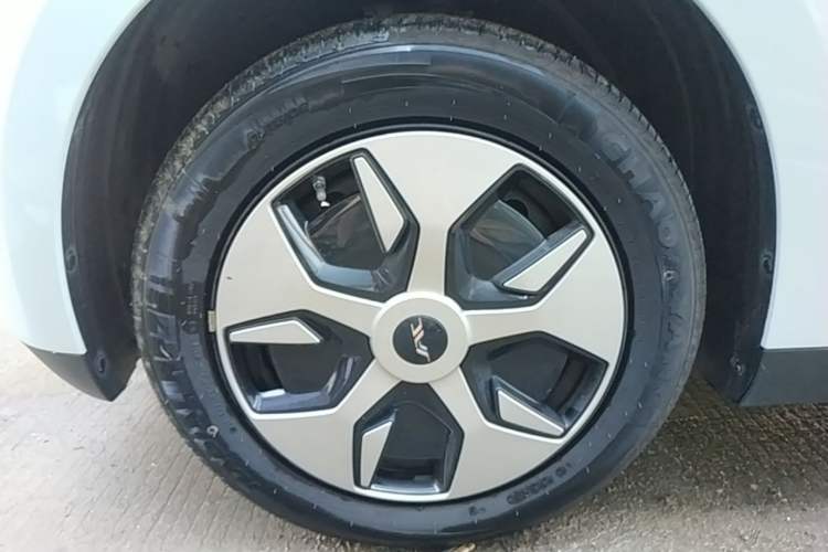 Used JAC Yiwei 3 2024 Beloved Edition 330km Air+ Left Front Wheel Hub