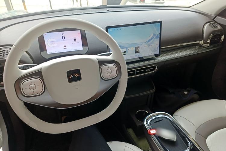 Used JAC Yiwei 3 2024 Zhi'ai Edition 330km Air Center Console