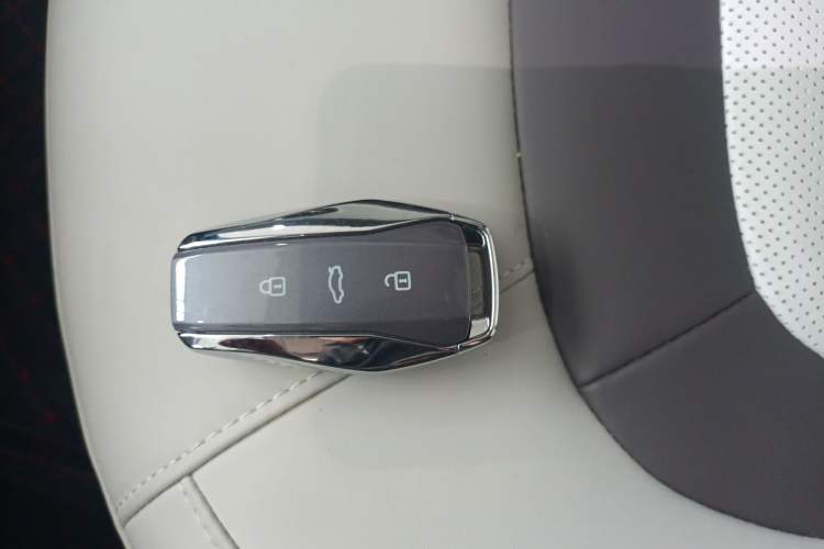 Used JAC Yiwei 3 2024 Zhi'ai Edition 330km Air Interior 1