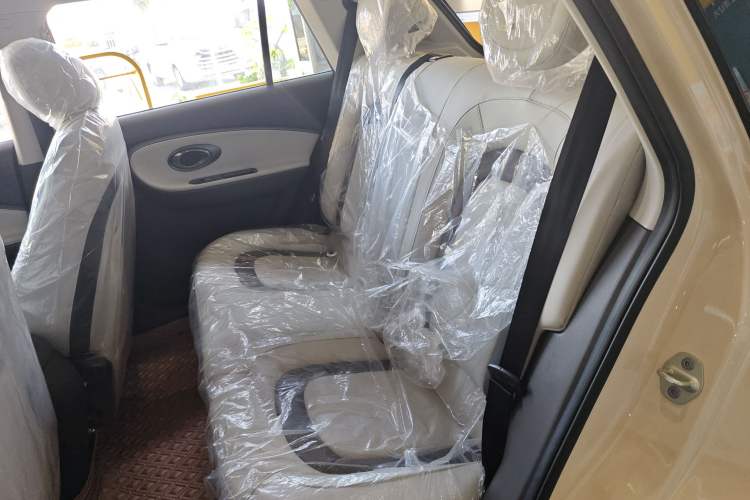 Used JAC Yiwei 3 2024 Beloved Edition 330km Air+ Interior 4