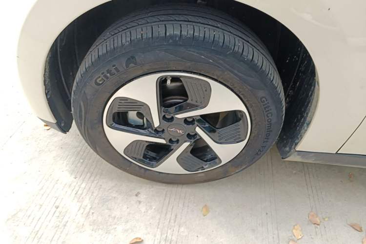 Used JAC Yiwei 3 2024 Beloved Edition 330km Air+ Left Front Wheel Hub