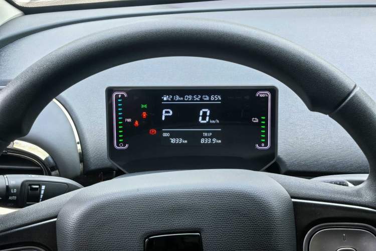 Used JAC Yiwei 3 2024 Zhi'ai Edition 330km Lite Odometer Close Up