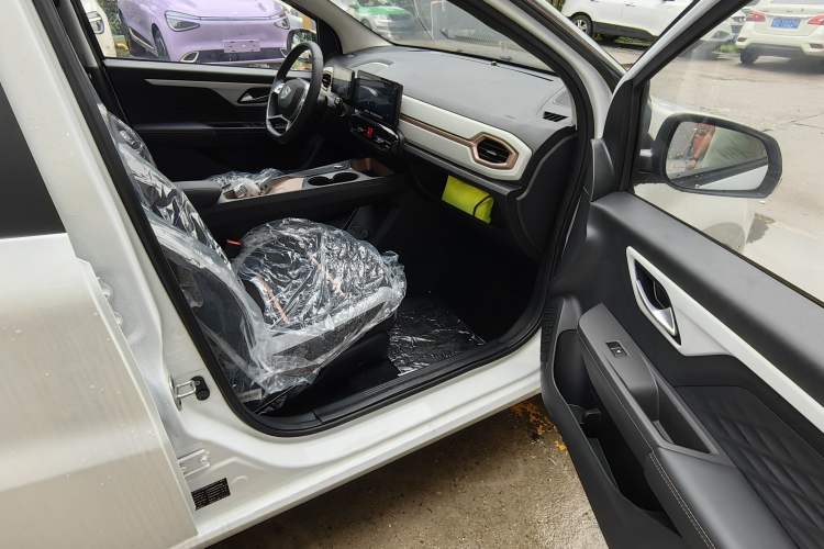Used JAC Yiwei E10X 2024 Charming Edition 301km Lite Interior 3