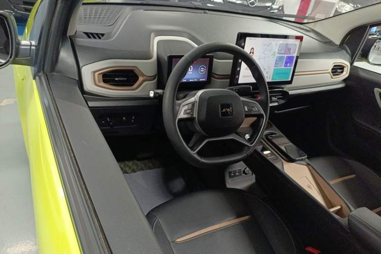 Used JAC Yiwei E10X 2024 Charming Edition 301km Air Center Console