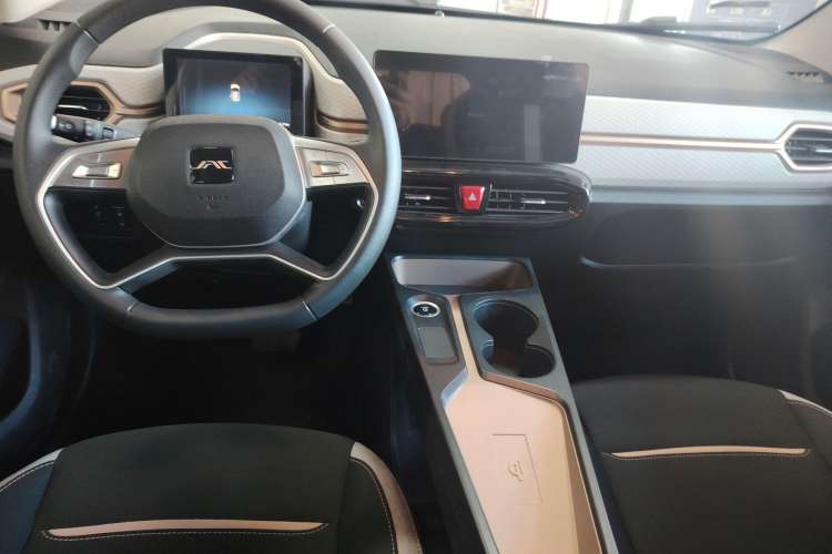 Used JAC Yiwei E10X 2024 Charming Edition 301km Lite Interior 3
