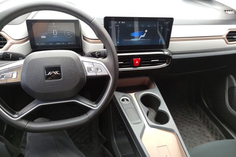 Used JAC Yiwei E10X 2024 Charming Edition 301km Lite Center Console
