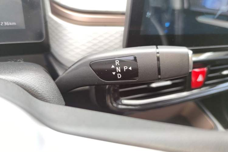 Used JAC Yiwei E10X 2024 Charming Edition 301km Lite Gear Lever