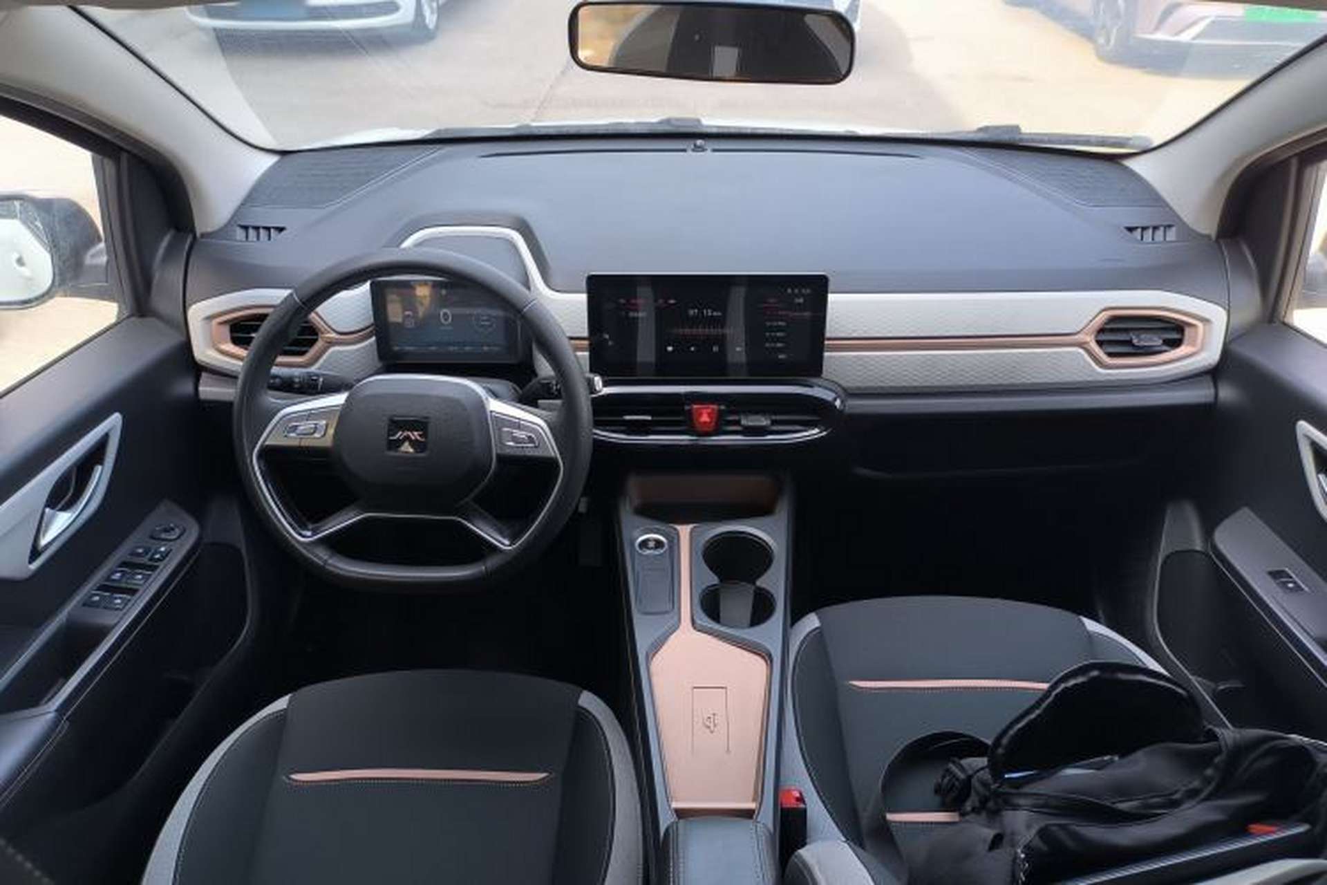 Used JAC Yiwei E10X 2024 Charming Edition 301km Lite Center Console