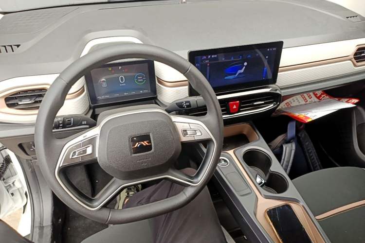 Used JAC Yiwei E10X 2024 Charming Edition 301km Lite Center Console