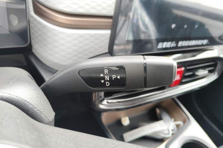 Used JAC Yiwei E10X 2024 Charming Edition 301km Lite Gear Lever