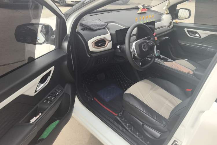 Used JAC Yiwei E10X 2024 Charming Edition 301km Lite Interior 2