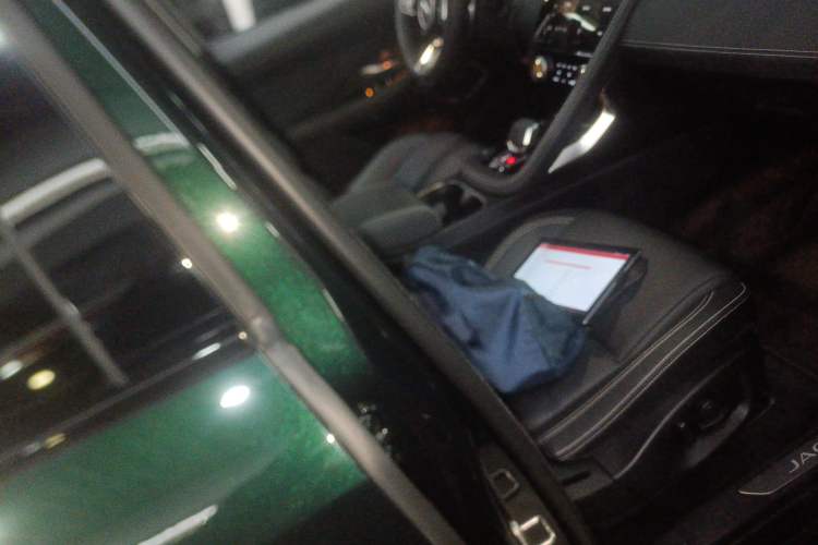 Used Jaguar E-PACE 2024 YAO Black Sport Edition R-DYNAMIC SE BLACK Right Front Seat