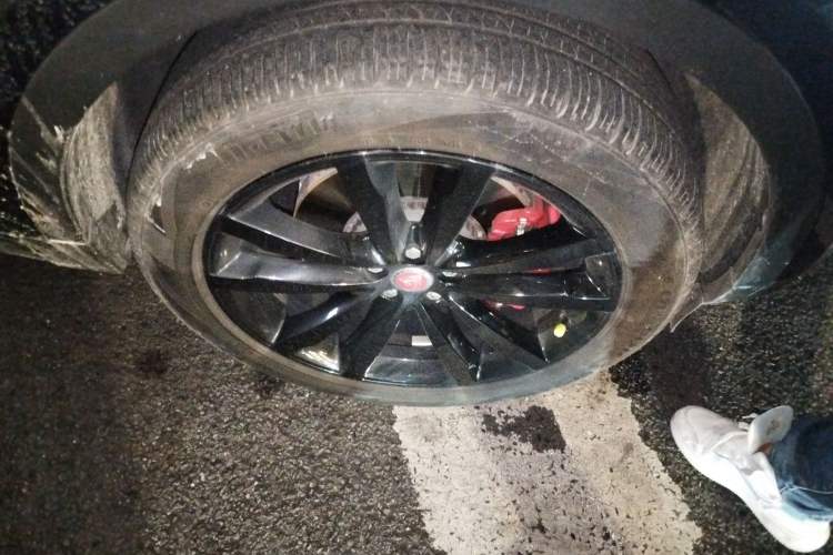 Used Jaguar E-PACE 2024 YAO Black Sport Edition R-DYNAMIC SE BLACK Right Front Wheel Hub