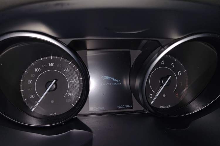 Used Jaguar E-PACE 2018 P250 SE China V-standard Odometer Close Up