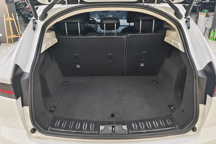 Used Jaguar E-PACE 2018 P200 China VI Trunk