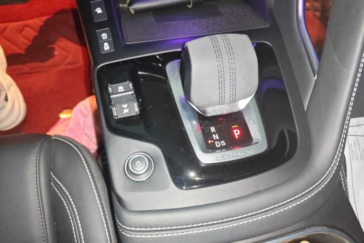 Used Jaguar E-PACE 2024 YAO Black Sport Edition R-DYNAMIC SE BLACK Gear Lever