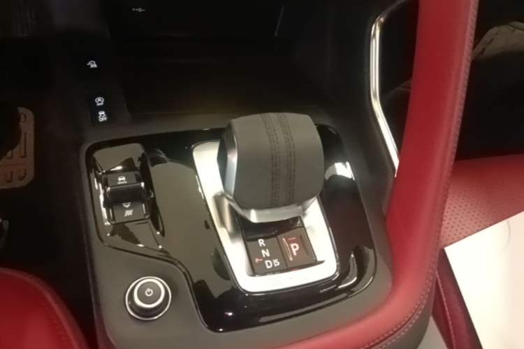 Used Jaguar E-PACE 2024 All-New R-DYNAMIC S Sport Edition Gear Lever