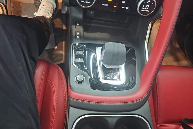 Used Jaguar E-PACE 2024 All-New R-DYNAMIC S Sport Edition Gear Lever