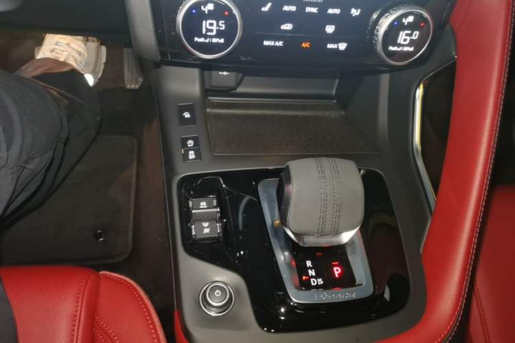 Used Jaguar E-PACE 2024 All-New R-DYNAMIC S Sport Edition Gear Lever