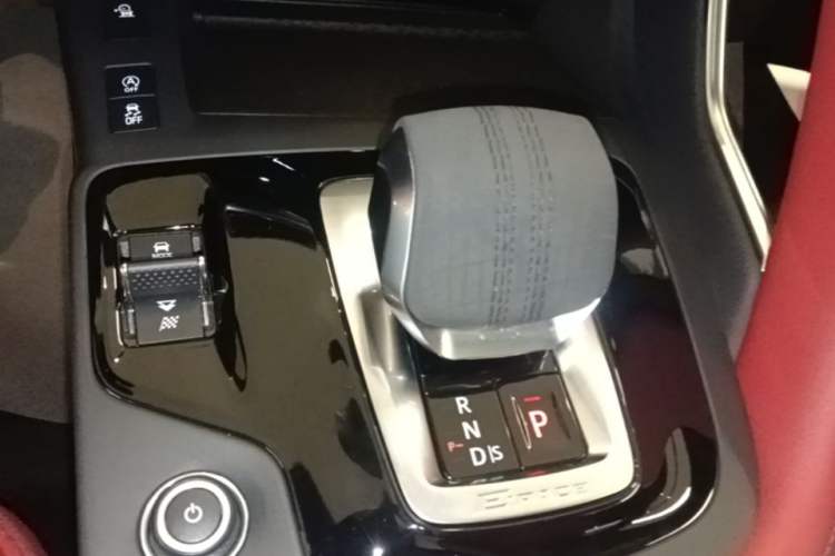 Used Jaguar E-PACE 2024 All-New R-DYNAMIC S Sport Edition Gear Lever