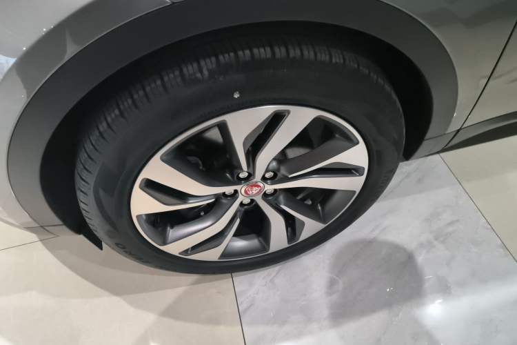 Used Jaguar E-PACE 2024 All-New R-DYNAMIC S Sport Edition Left Front Wheel Hub