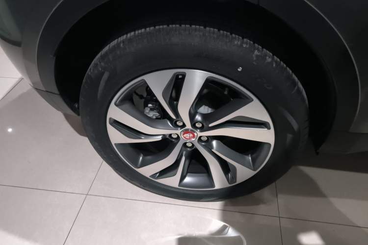 Used Jaguar E-PACE 2024 All-New R-DYNAMIC S Sport Edition Right Rear Wheel Hub