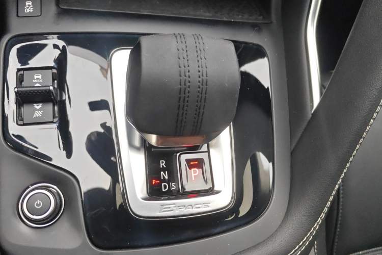 Used Jaguar E-PACE 2024 YAO Black Sport Edition R-DYNAMIC SE BLACK Gear Lever