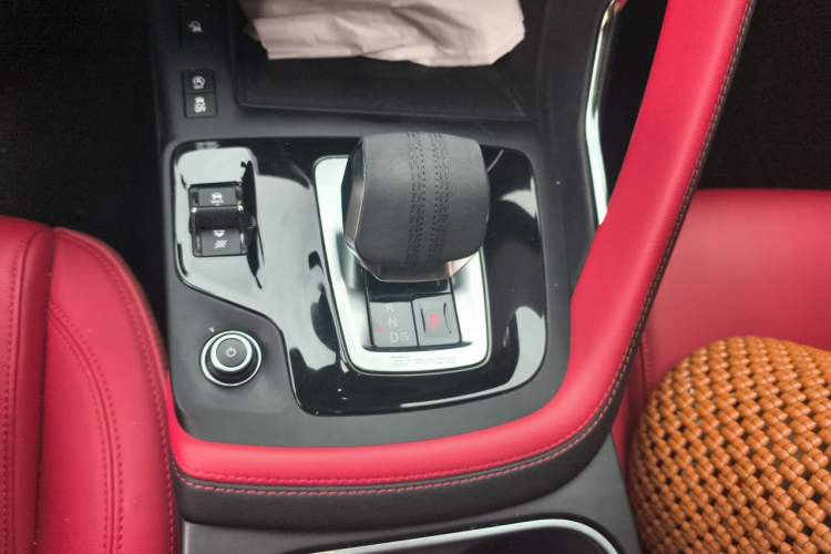 Used Jaguar E-PACE 2024 YAO Black Sport Edition R-DYNAMIC SE BLACK Gear Lever