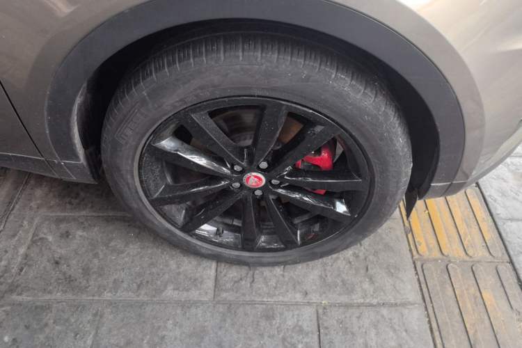 Used Jaguar E-PACE 2024 YAO Black Sport Edition R-DYNAMIC SE BLACK Right Front Wheel Hub