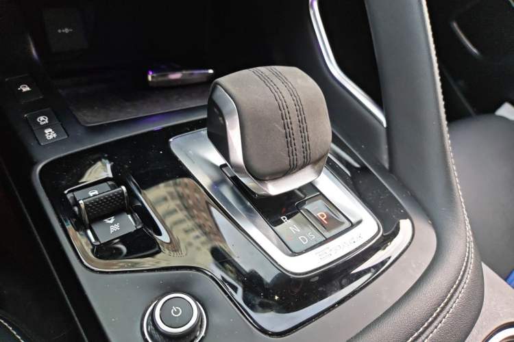 Used Jaguar E-PACE 2024 YAO Black Sport Edition R-DYNAMIC SE BLACK Gear Lever