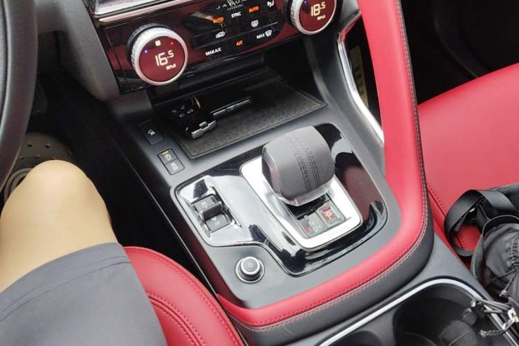Used Jaguar E-PACE 2024 YAO Black Sport Edition R-DYNAMIC SE BLACK Gear Lever