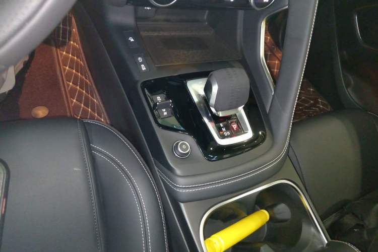 Used Jaguar E-PACE 2024 YAO Black Sport Edition R-DYNAMIC SE BLACK Gear Lever